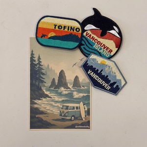 Peut inclure: Un ensemble d'écussons brodés et une carte postale représentant des scènes côtières. Les écussons affichent les textes "Tofino", "Vancouver Island" et "Vancouver". La carte postale représente une scène de plage avec un van et une planche de surf.