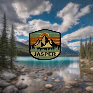 Könnte beinhalten: Ein gestickter Aufnäher in Schwarz und Grün mit einer Bergkette und einem Sonnenuntergang. Der Text "JASPER" ist in weißen Buchstaben auf dem Aufnäher.