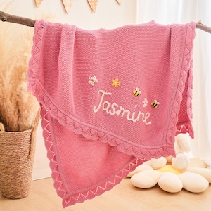 Gestickte Baby-Namensdecke, individuelle Kinderwagendecke, Baby-Dusche-Geschenk, Neugeborenen-Babygeschenk, personalisierte Baumwollstrick-Babydecke