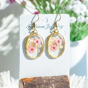 本物の桜のイヤリング、本物の花のイヤリング、手作りの花のイヤリング、押し花のピンクのダングルドロップイヤリング、女性への誕生日プレゼント