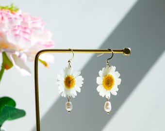 Echte Gänseblümchen gepresste Blume Ohrringe, handgemachte getrocknete Blume Ohrringe, Harz getrocknete Blumen Ohrringe, April Geburt Blume Gänseblümchen Schmuck, Geburtstagsgeschenk