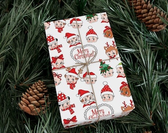 Op de afbeelding: Een ingepakt cadeau met een witte achtergrond met herhaalde vintage kerstkarakterillustraties in rood, groen en bruin. Het cadeau is vastgebonden met touw en heeft een "Merry Christmas"-boodschap.
