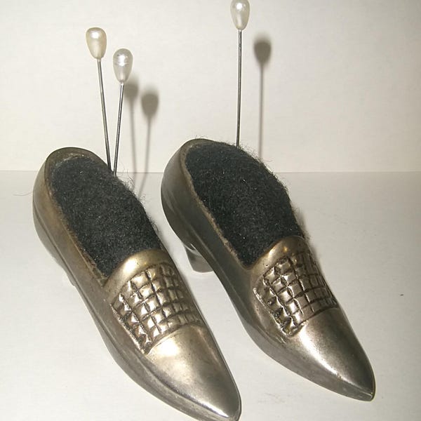 Alfiletero antiguo con forma de zapato, par de plata sobre latón, zapatos en miniatura antiguos para coser, alfileres de sombrero y exhibición de agujas.