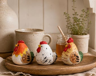 Figuritas de gallinas de madera, decoración de gallinas talladas a mano, adorno de gallina adorable, decoración rústica para el hogar estilo cottagecore. Un regalo ideal para inauguración de casa para ella.