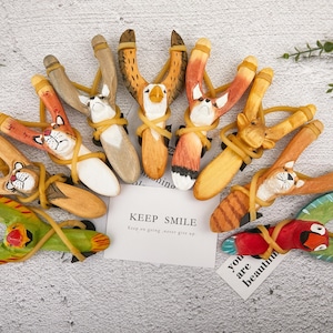 Personalisierte handgemachte Tierschleuder aus Holz mit Pompom Murmeln, Handbemalte Spielzeug Holzschleuder, benutzerdefinierte Holzschleuder, Tierschleuder