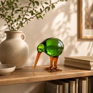 Handgeblazen glazen kiwi-beeldjes set, mini vogelsculptuur van groen amberkleurig kristal, minimalistische natuurlijke tafeldecoratie voor thuis, natuurlijke woondecoratie