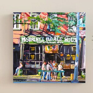 Puede incluir: Una pintura de un edificio con un toldo verde que dice "McSorley's Old Ale House Established 1854". Hay gente de pie frente al edificio.