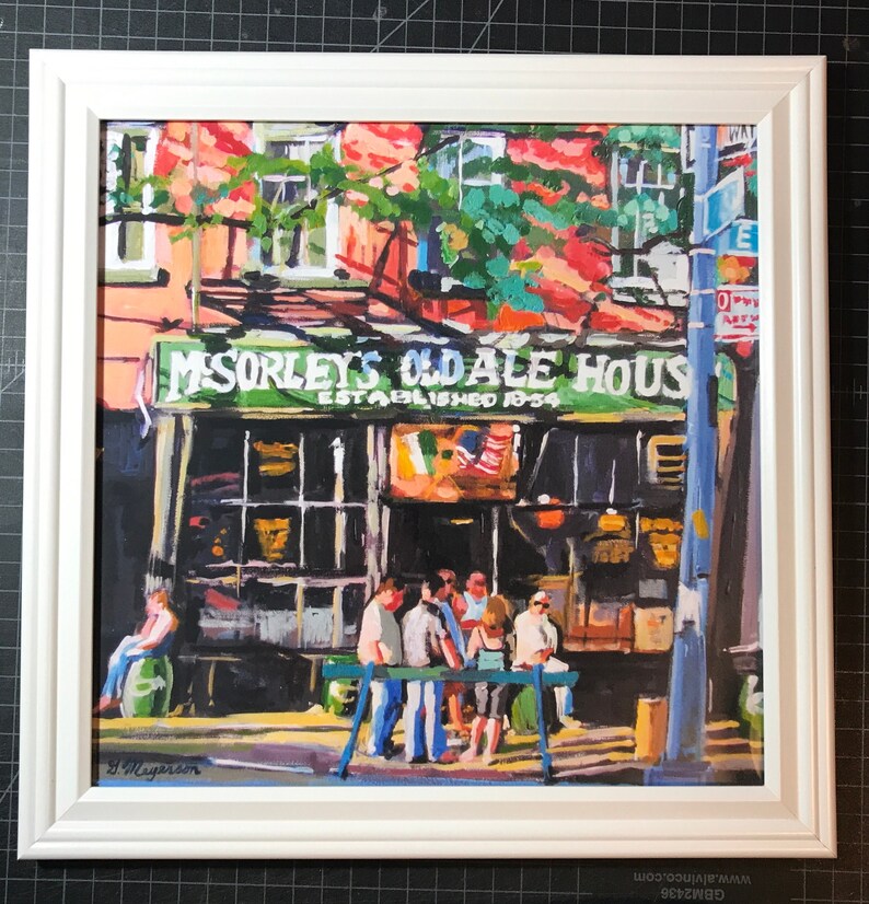Puede incluir: Una pintura de un edificio verde con un letrero que dice "McSorley's Old Ale House Established 1954". Hay personas de pie frente al edificio.