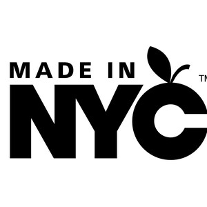 Puede incluir: Logotipo en blanco y negro con el texto "MADE IN NYC" y una manzana estilizada con una hoja.