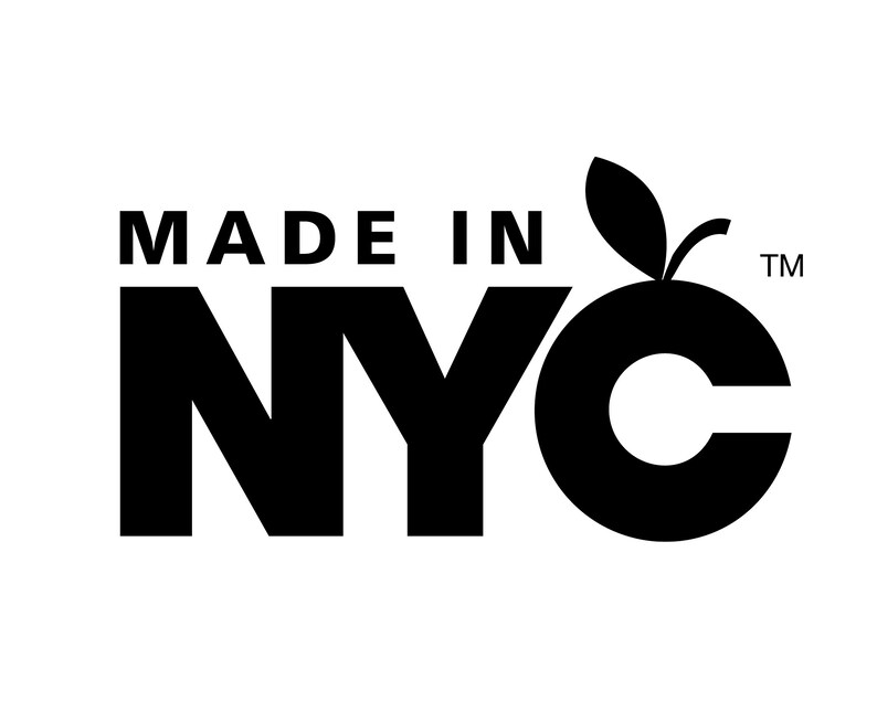 Puede incluir: Logotipo en blanco y negro con el texto "MADE IN NYC" y una manzana estilizada con una hoja.