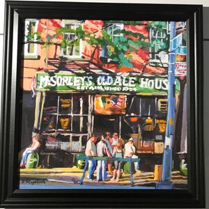 Puede incluir: Una pintura de un bar llamado "McSorley's Old Ale House" establecido en 1954. El bar est&aacute; pintado en un estilo colorido con un toldo verde y un edificio de ladrillo rojo. Hay gente de pie afuera del bar.