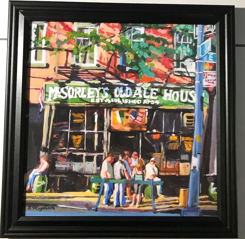 Puede incluir: Una pintura de un bar llamado "McSorley's Old Ale House" establecido en 1954. El bar est&aacute; pintado en un estilo colorido con un toldo verde y un edificio de ladrillo rojo. Hay gente de pie afuera del bar.