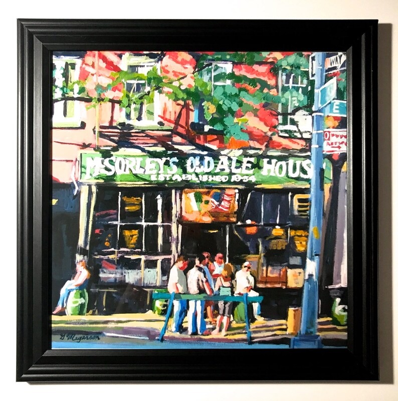 Puede incluir: Una pintura de un bar llamado "McSorley's Old Ale House" establecido en 1854. El bar est&aacute; pintado en un estilo vibrante con colores verde, rojo y amarillo. Hay gente de pie afuera del bar.