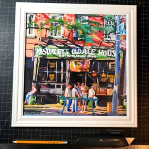 Puede incluir: Una pintura de un bar llamado "Msorley's Old Ale House" establecido en 1854. El bar est&aacute; pintado en un estilo brillante y colorido con un toldo verde y una fachada de ladrillo rojo. Hay gente de pie afuera del bar, y la pintura est&aacute; firmada por el artista, "J. Meyerson."