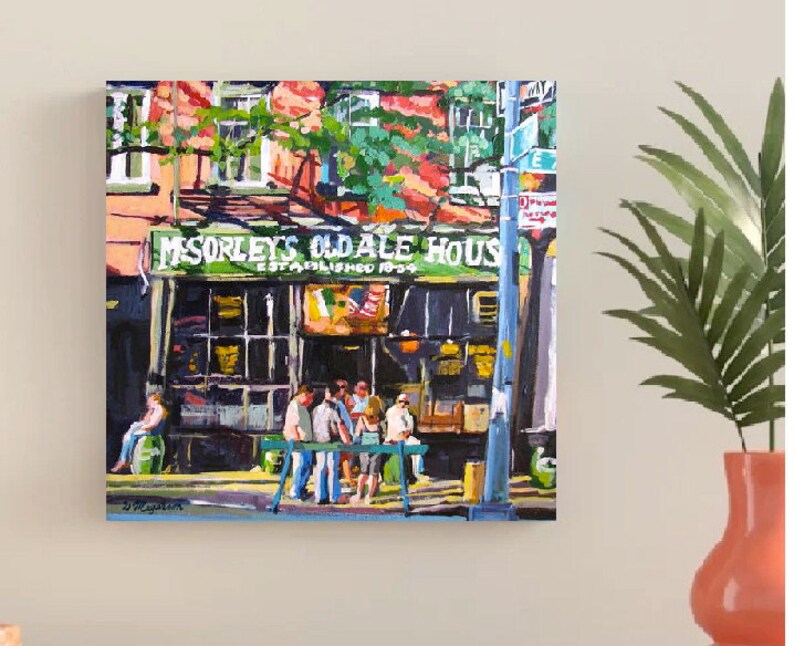 Puede incluir: Una pintura de un edificio con un toldo verde que dice "McSorley's Old Ale House Established 1854". Hay gente de pie frente al edificio.