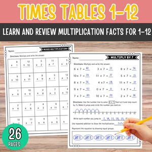 Könnte beinhalten: Lehrblatt mit dem Titel "TIMES TABLES 1-12" mit Multiplikationsaufgaben. Die Seite enthält gemischte Multiplikationen und Multiplikation mit 7. Eine Hand hält einen Bleistift und bearbeitet das Arbeitsblatt. Das Bild zeigt auch "26 PAGES".