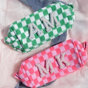 Trousse de maquillage personnalisée à carreaux roses ou verts, trousse de maquillage Initiales, trousse à crayons avec lettres en perles, Camp Bach, cadeaux du dernier rodéo