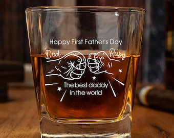 Personalisiertes Vater und Kinder Fist Bump Whiskyglas, erstes Vatertagsgeschenk, neues Vater-Whiskyglas, bestes Vatergeschenk aller Zeiten für Ehemann, Glas