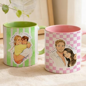 Peut inclure: Deux mugs en céramique avec des illustrations personnalisées. L'un a un extérieur à rayures vertes et blanches avec une anse et un intérieur verts. L'autre a un extérieur à carreaux roses et blancs avec une anse et un intérieur roses. Les deux mugs présentent des illustrations de couples.