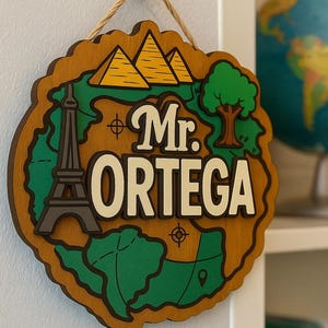 Personalisierte Geographie Lehrer Türschild - Individuell angefertigtes Holz Namensschild mit Reise Symbolen und Passport Thema