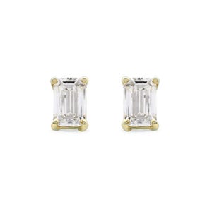 Könnte beinhalten: Ein Paar Ohrstecker mit Smaragdschliff-Diamanten. Die Diamanten sind in einer Goldeinfassung gefasst. Die Ohrringe werden auf weißem Hintergrund präsentiert.