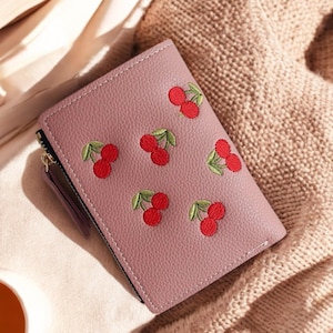 Monedero mini con diseño de cerezas: un bonito tarjetero de cuero con un elegante bordado pequeño.