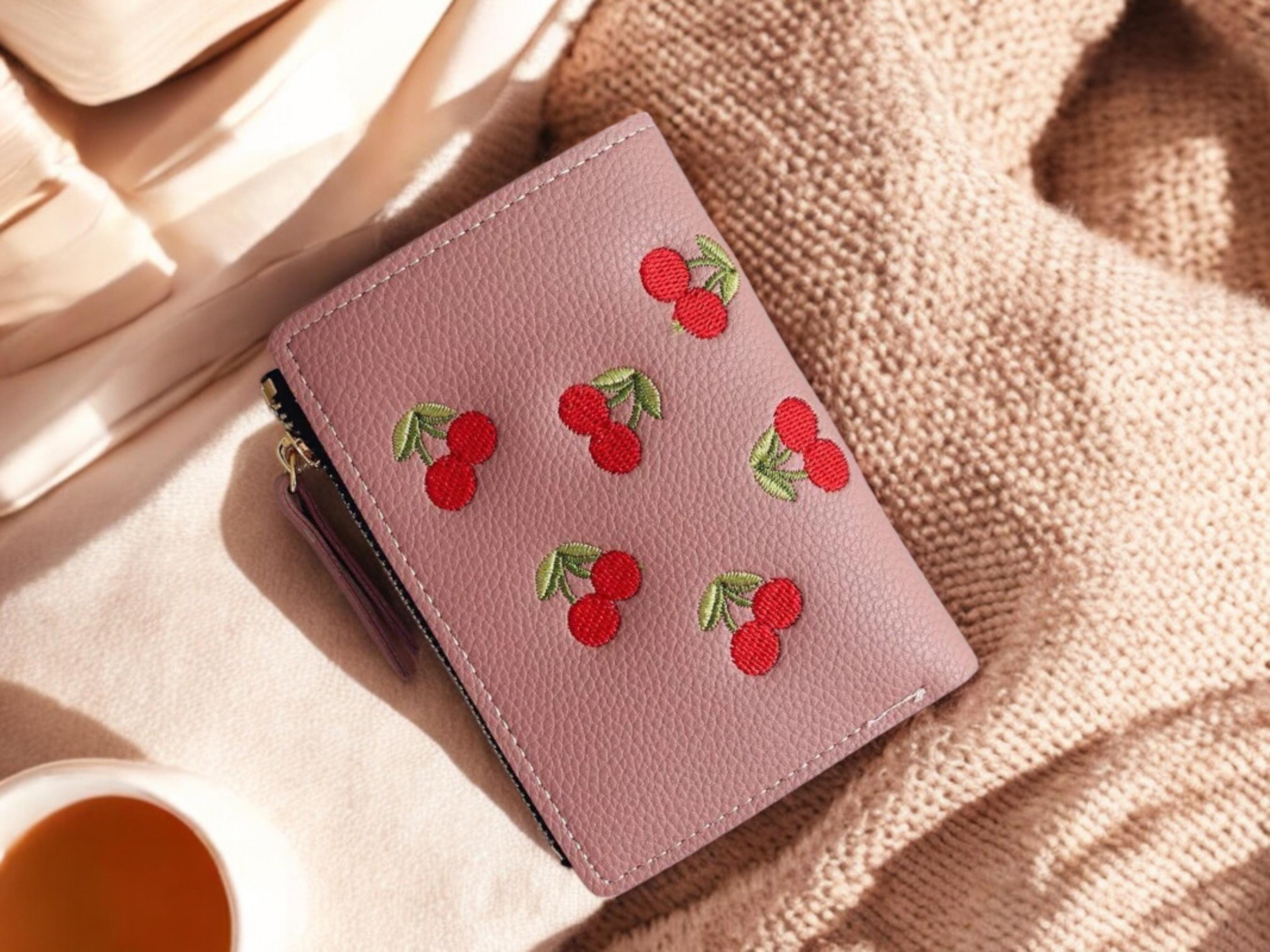 【レア品】Herilpto Cherry Printed Mini Wallet レア品】Herilpto Cherry Printed Mini Wallet - メルカリ