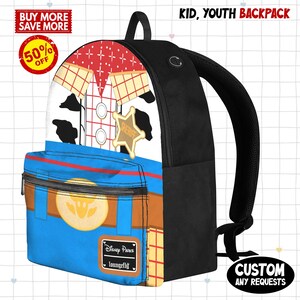 Puede incluir: Una mochila negra y multicolor con un dise&ntilde;o inspirado en un personaje de dibujos animados. La mochila tiene un bolsillo frontal con cremallera, una insignia de Sheriff y el texto "Disney Parks Loungefly". Tambi&eacute;n es visible el texto "KID, YOUTH BACKPACK".