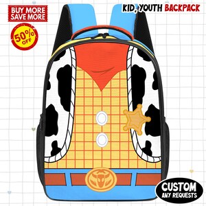 K&ouml;nnte beinhalten: Ein Kinderrucksack mit einem Design, das von einem Cowboy-Outfit inspiriert ist. Der Rucksack hat einen blauen oberen Teil und Tr&auml;ger, mit einer gelben Weste, einem roten Halstuch und einem Sheriff-Abzeichen. Der Text "KID, YOUTH BACKPACK" ist sichtbar. Zus&auml;tzlicher Text lautet "BUY MORE SAVE MORE" und "50% OFF".