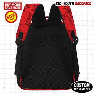 Puede incluir: Mochila roja y negra con un dise&ntilde;o de telara&ntilde;a. La mochila tiene correas negras y un panel trasero de malla negra. El texto en la imagen incluye "KID, YOUTH BACKPACK", "BUY MORE SAVE MORE", "50% OFF" y "CUSTOM ANY REQUESTS".