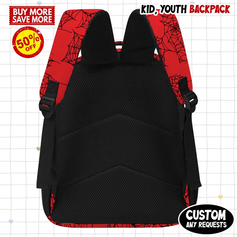 Puede incluir: Mochila roja y negra con un dise&ntilde;o de telara&ntilde;a. La mochila tiene correas negras y un panel trasero de malla negra. El texto en la imagen incluye "KID, YOUTH BACKPACK", "BUY MORE SAVE MORE", "50% OFF" y "CUSTOM ANY REQUESTS".