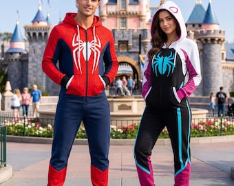 Può includere: Un set composto da felpa con cappuccio e zip rossa e blu con emblema di ragno bianco sul petto e pantaloni abbinati, insieme a una tuta intera con zip bianca, nera e magenta con emblema di ragno turchese e cappuccio, davanti a un castello.