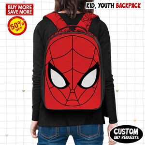 Puede incluir: Mochila roja y negra de Spider-Man con un gran gr&aacute;fico de la cara de Spider-Man en la parte delantera. La mochila tiene correas negras y una cremallera negra. Las palabras "KID, YOUTH BACKPACK" est&aacute;n en la parte superior. Las palabras "CUSTOM ANY REQUESTS" est&aacute;n en la parte inferior.