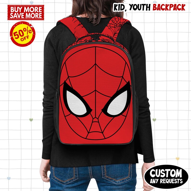 Puede incluir: Mochila roja y negra de Spider-Man con un gran gr&aacute;fico de la cara de Spider-Man en la parte delantera. La mochila tiene correas negras y una cremallera negra. Las palabras "KID, YOUTH BACKPACK" est&aacute;n en la parte superior. Las palabras "CUSTOM ANY REQUESTS" est&aacute;n en la parte inferior.