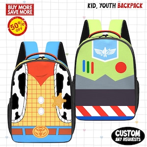 K&ouml;nnte beinhalten: Zwei Kinderrucks&auml;cke. Einer zeigt ein Woody-Design mit gelbem Hemd, roter Weste und schwarz-wei&szlig;en Kuhfell-Akzenten. Der andere Rucksack hat ein Buzz Lightyear-Design mit gr&uuml;nen, blauen und roten Details. Der Text "KID, YOUTH BACKPACK" steht oben.