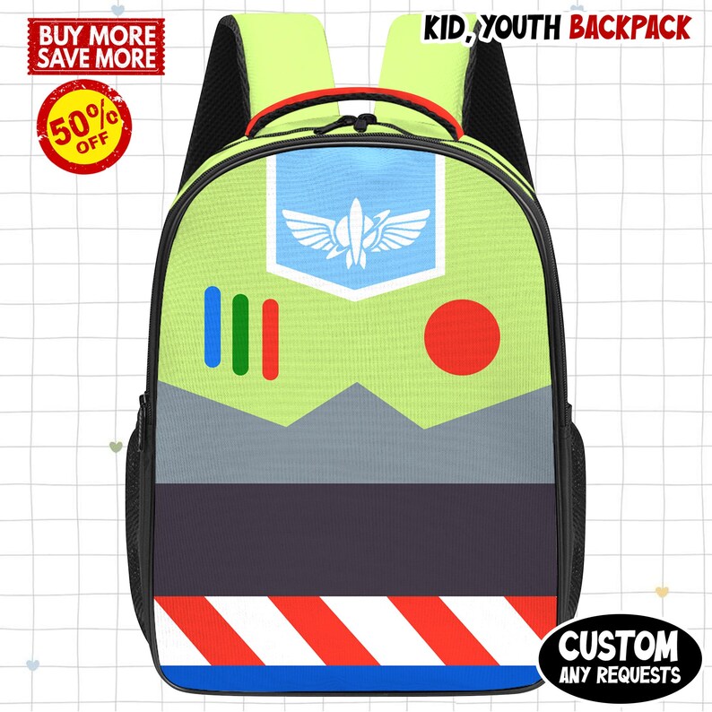K&ouml;nnte beinhalten: Ein gr&uuml;ner, schwarzer und grauer Rucksack mit einem Design mit einem wei&szlig;en und blauen Emblem, einem roten Kreis und Streifen. Der Rucksack tr&auml;gt den Text "KID, YOUTH BACKPACK" und "CUSTOM ANY REQUESTS".