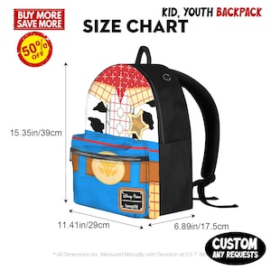 Puede incluir: Mochila con dise&ntilde;o de Woody, con un patr&oacute;n rojo y amarillo, manchas de vaca en blanco y negro y una placa de sheriff. La mochila es azul y marr&oacute;n, con dimensiones de 39 cm de alto, 29 cm de ancho y 17,5 cm de profundidad. El texto "KID, YOUTH BACKPACK" es visible.
