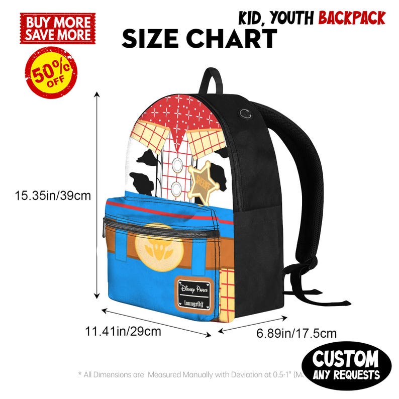 Puede incluir: Mochila con dise&ntilde;o de Woody, con un patr&oacute;n rojo y amarillo, manchas de vaca en blanco y negro y una placa de sheriff. La mochila es azul y marr&oacute;n, con dimensiones de 39 cm de alto, 29 cm de ancho y 17,5 cm de profundidad. El texto "KID, YOUTH BACKPACK" es visible.