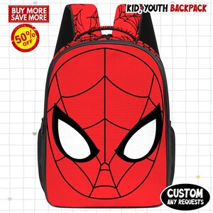 Puede incluir: Mochila roja y negra con dise&ntilde;o de Spider-Man. La mochila tiene un gran gr&aacute;fico de la cara de Spider-Man en la parte delantera, con ojos blancos y telara&ntilde;a negra. El texto "KID, YOUTH BACKPACK" est&aacute; en la parte superior. El texto "CUSTOM ANY REQUESTS" est&aacute; en la parte inferior.