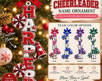 Puede incluir: Un adorno vertical rojo y blanco con purpurina que muestra el nombre HARPER, rematado con un lazo rojo y decorado con dos pompones y un megáfono. El texto dice CHEERLEADER NAME ORNAMENT, CHEER LOUD, SHINE BRIGHT, DREAM BIG y MORE THAN A SPORT.