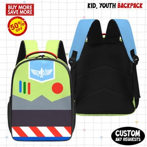 K&ouml;nnte beinhalten: Ein gr&uuml;ner, blauer und roter Rucksack mit Cartoon-Design. Der Rucksack hat eine hellblaue Oberseite und Tr&auml;ger mit einem schwarzen Mesh-R&uuml;cken. Die Vorderseite zeigt ein Design mit einem roten Kreis, blauen und gr&uuml;nen Streifen und einem wei&szlig;en Emblem. Der Text "KID, YOUTH BACKPACK" ist sichtbar.