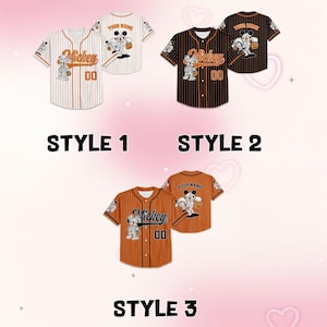 Pode incluir: Tr&ecirc;s camisas de beisebol com tema de Halloween. O estilo 1 &eacute; branco com listras laranja, o estilo 2 &eacute; preto com listras laranja e o estilo 3 &eacute; laranja com listras brancas. Cada camisa apresenta um personagem de desenho animado, o nome "Mickey" e o n&uacute;mero "00". A parte de tr&aacute;s de cada camisa tem o texto "YOUR NAME".