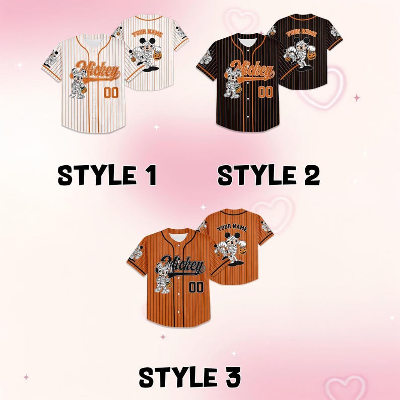 Pode incluir: Tr&ecirc;s camisas de beisebol com tema de Halloween. O estilo 1 &eacute; branco com listras laranja, o estilo 2 &eacute; preto com listras laranja e o estilo 3 &eacute; laranja com listras brancas. Cada camisa apresenta um personagem de desenho animado, o nome "Mickey" e o n&uacute;mero "00". A parte de tr&aacute;s de cada camisa tem o texto "YOUR NAME".