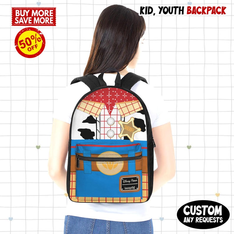 Puede incluir: Una mochila con un dise&ntilde;o inspirado en un personaje de la pel&iacute;cula Toy Story. La mochila presenta una placa de sheriff y un dise&ntilde;o que se asemeja a un atuendo de vaquero. El texto "KID, YOUTH BACKPACK" es visible en la parte superior. La mochila tiene correas negras.