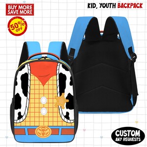 K&ouml;nnte beinhalten: Ein blau-gelber Rucksack mit Cartoon-Design. Die Vorderseite des Rucksacks zeigt das Design eines Charakters, mit einem Sheriff-Abzeichen und einer G&uuml;rtelschnalle. Der Rucksack hat blaue Tr&auml;ger und eine schwarze Mesh-R&uuml;ckseite. Der Text auf dem Bild lautet "Kid, Youth Backpack".
