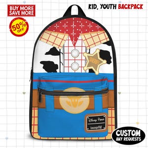 Puede incluir: Una mochila con un dise&ntilde;o inspirado en un atuendo de vaquero, con una placa de sheriff y el texto "SHERIFF". La mochila tiene un bolsillo delantero azul y el texto "KID, YOUTH BACKPACK". El logotipo de Disney Parks Loungefly es visible.