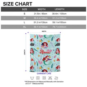 Puede incluir: Una manta azul claro con un dise&ntilde;o de sirenas y la palabra "Name". La tabla de tallas muestra anchos de 80 cm a 150 cm y largos de 100 cm a 200 cm. El dise&ntilde;o incluye sirenas, peces y notas musicales.