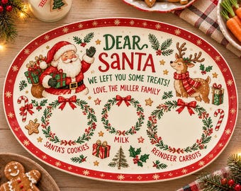 Puede incluir: Una bandeja de servicio ovalada de cerámica con un diseño navideño festivo que muestra a Santa Claus, un reno y tres coronas circulares. El texto dice: Dear Santa, We left you some treats! Love, The Miller Family, Santa's Cookies, Milk, Reindeer Carrots.
