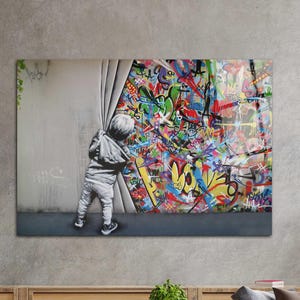 Banksy Hinter den Vorhang - Graffiti Wandkunst | Urban Style Glaskunst Modernes Street Art Dekor | Glasdruck