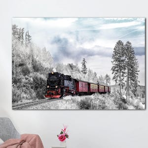 Paesaggio invernale con vista sul treno - Stampa su vetro temperato / Decorazione murale con scena innevata / Poster su vetro con natura panoramica